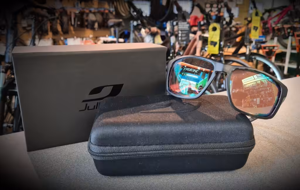 Sonnenbrille von Julbo mit Etui und Verpackung